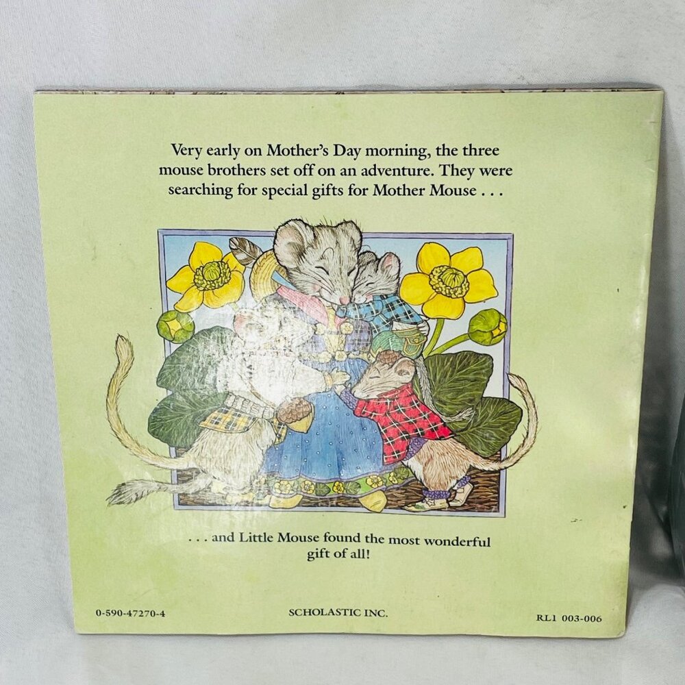 The Mothers Day Mice Picture Book & Cassette Set By Eve Bunting & Jan Brett - Picture 5 of 12